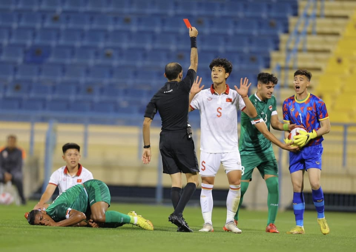 Trọng tài mắc sai lầm ngớ ngẩn ở trận U23 Việt Nam 0-3 U23 Iraq